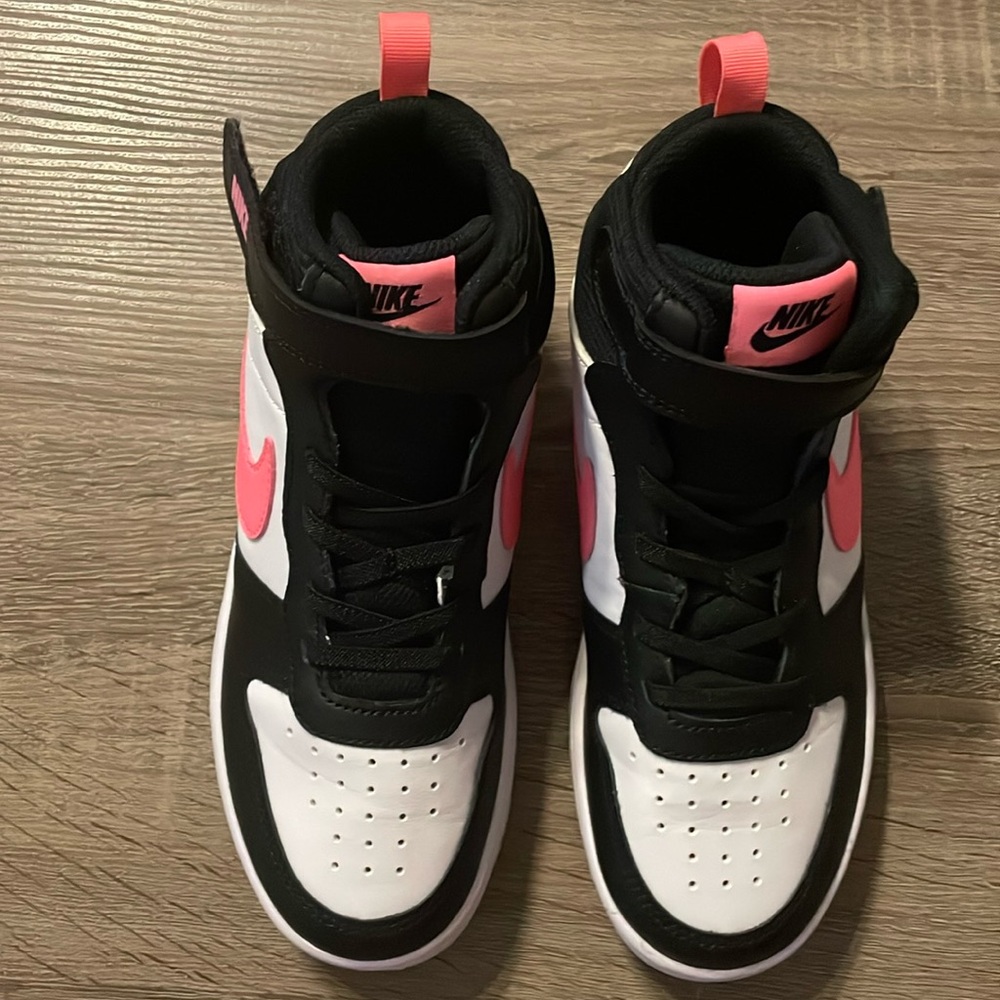 Nike boys Court Borough Mid 2 like new